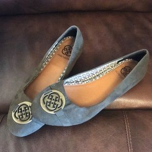 Lightly used Daisy Fuentes olive green flats